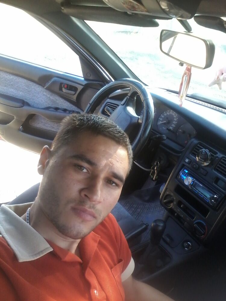  24490186  Dima, 32 ,    