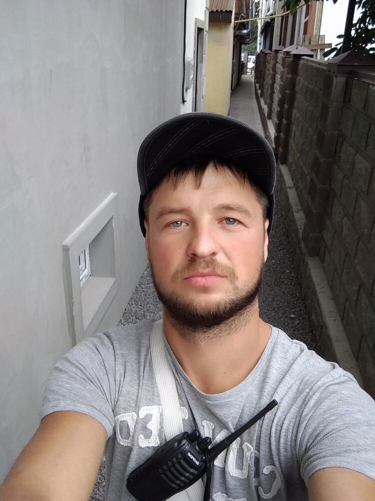  15402306  Pavel, 37 ,    
