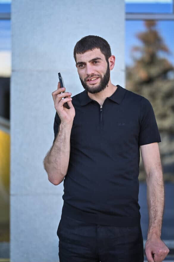  54592886  Hrach, 27 ,    