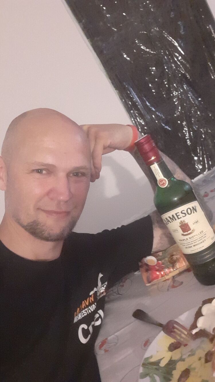  52395146  Makc, 43 ,    