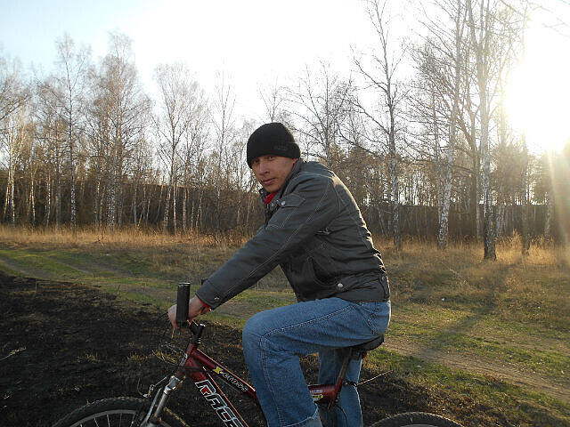  30714196  Andrej, 37 ,    