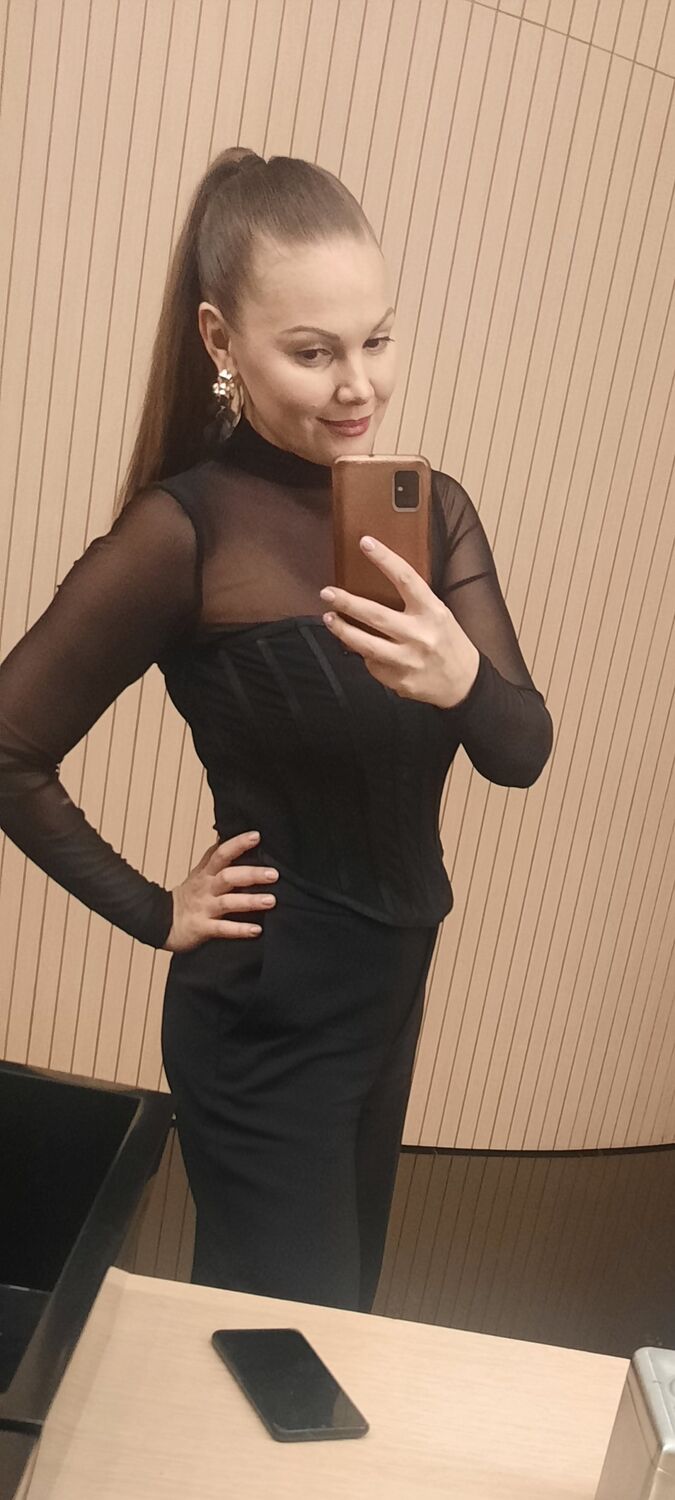  42814326  Elena, 40 ,    