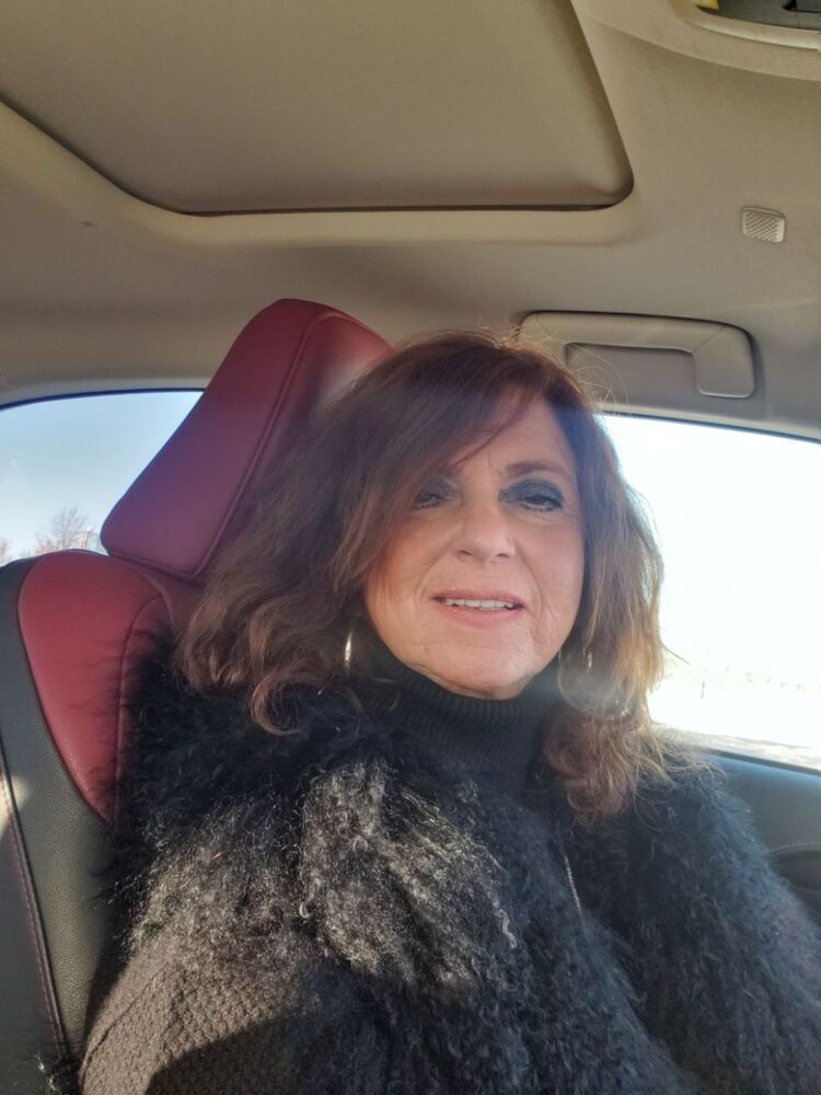  31640556  Simona, 61 ,    Burnsville