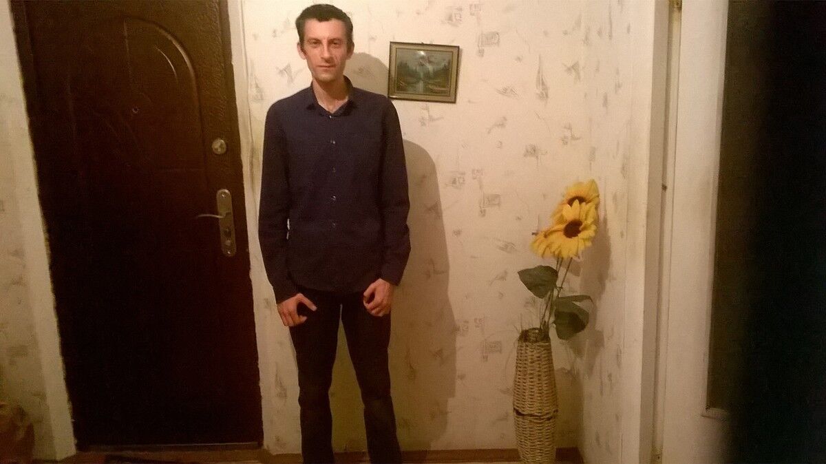  18252046  Dmitri, 32 ,    