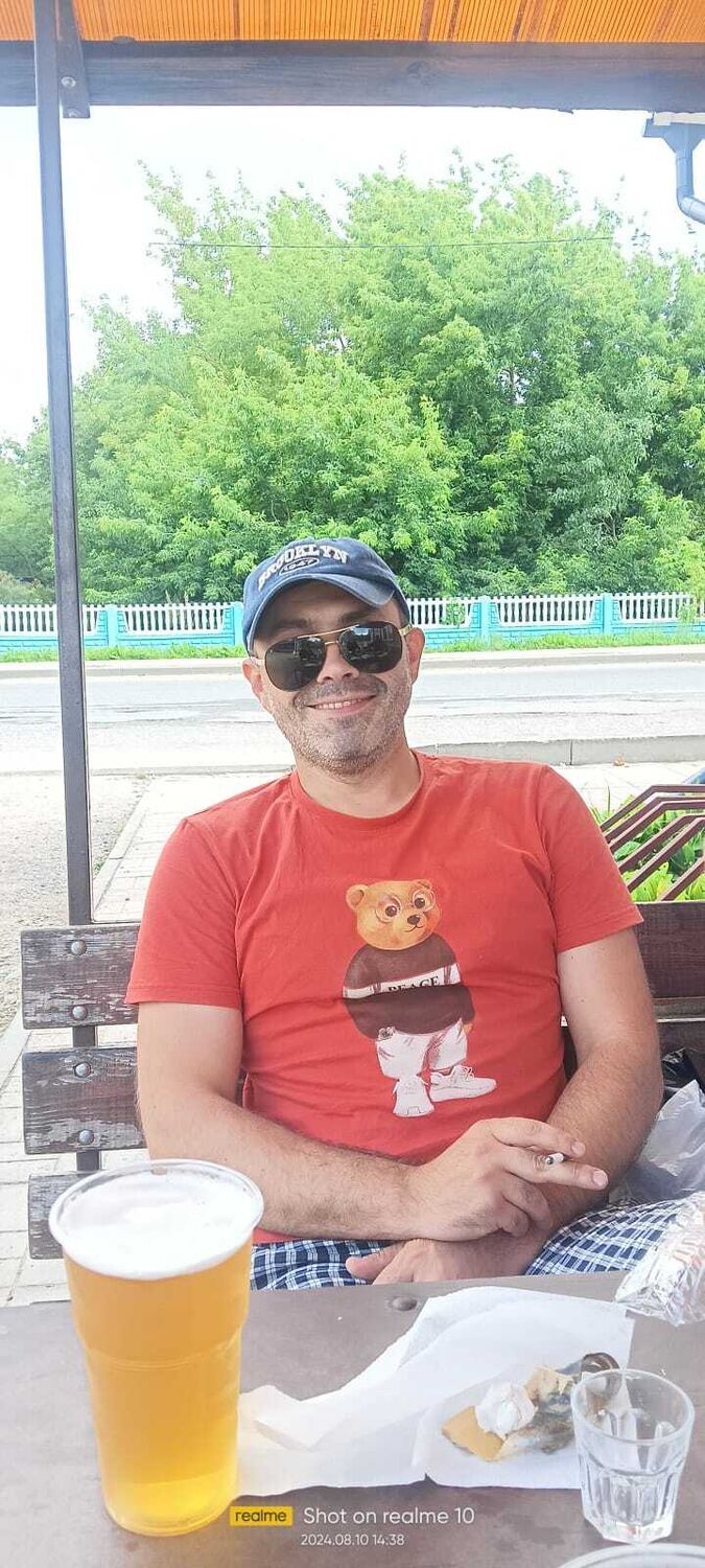  51285616  Andrej, 40 ,    