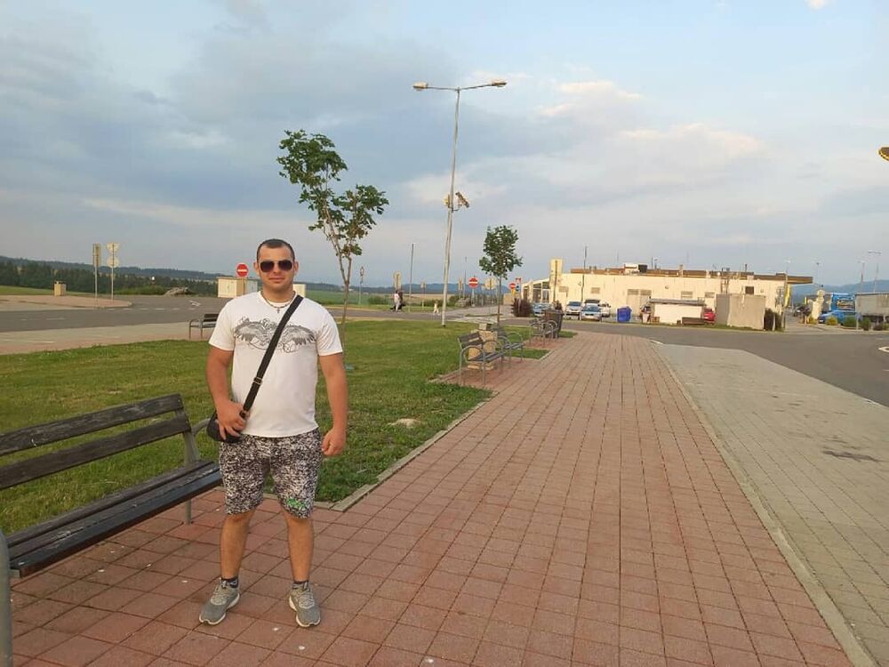  23686666  Viktor, 26 ,    