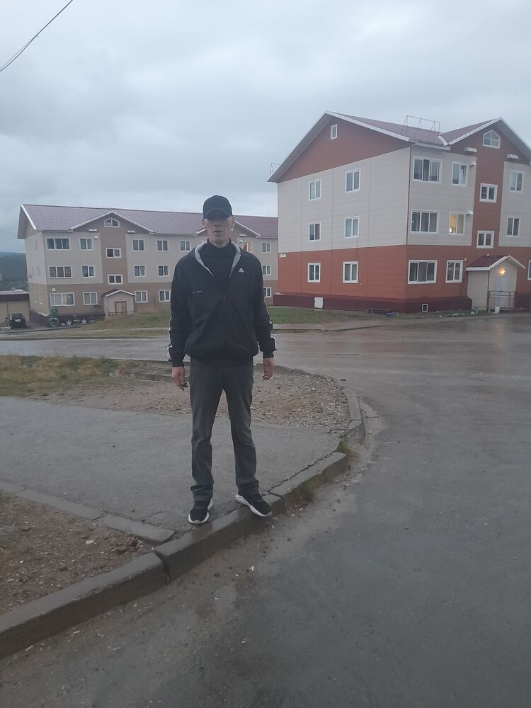  28002186  Yaroslav, 38 ,    