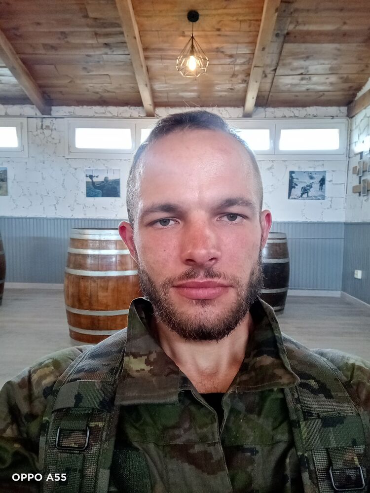  38017256  Mishael, 20 ,    