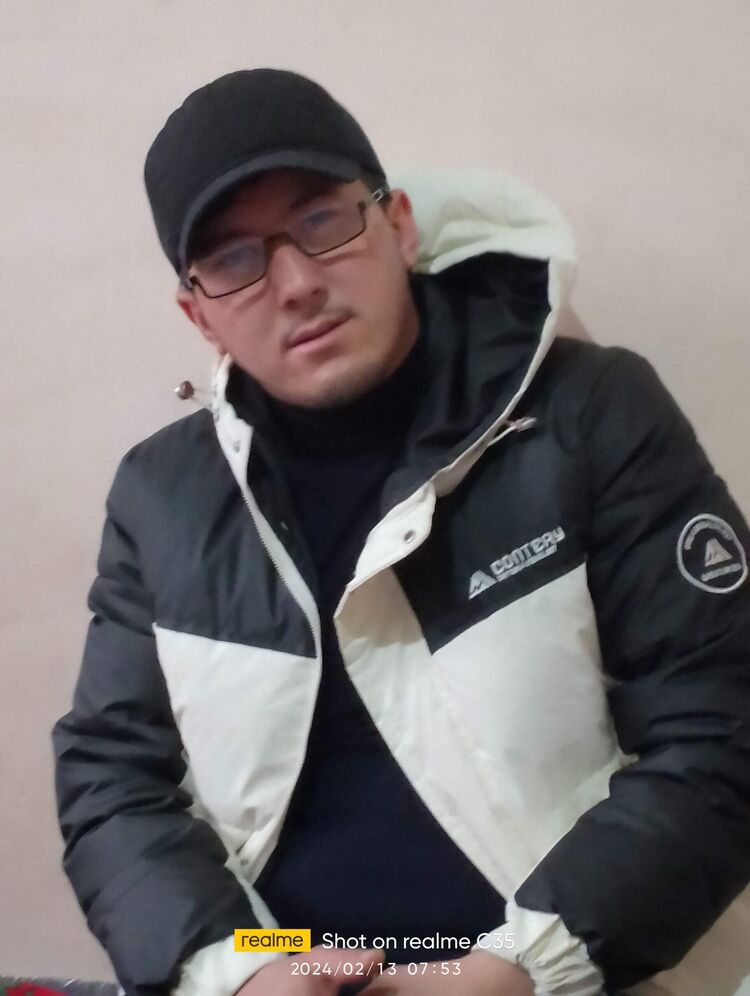  54571216  Iskandar, 35 ,    