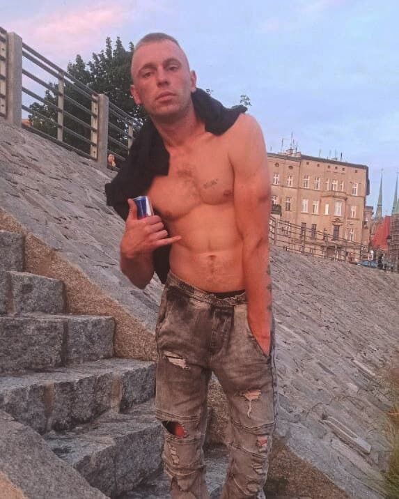  34344966  Nazarii, 31 ,    