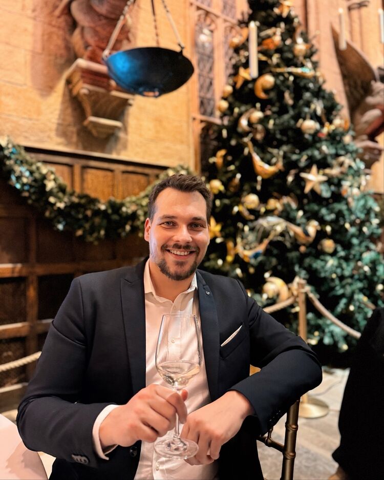  45077836  , 37 ,    -