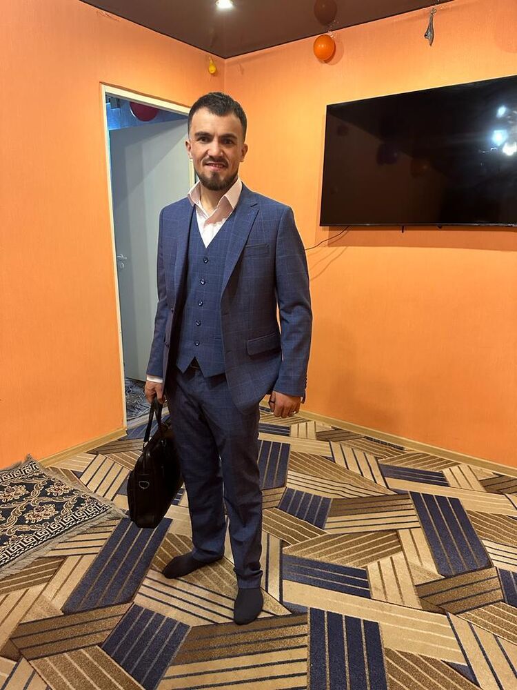  40180876  Temur, 32 ,    