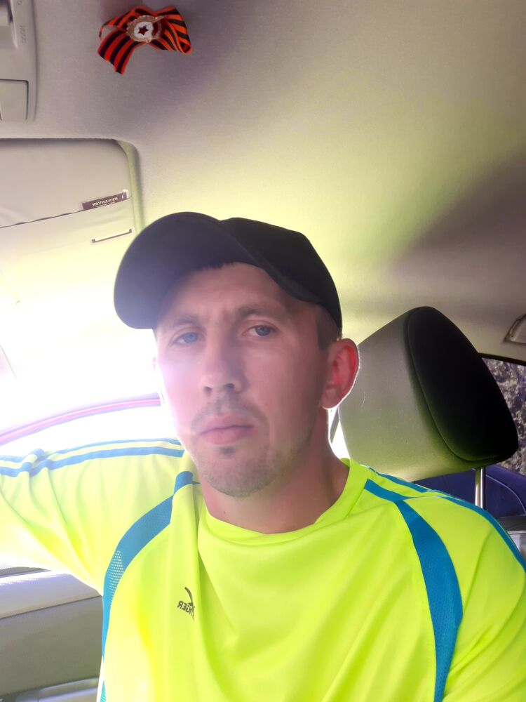  33813776  Sergei, 37 ,    