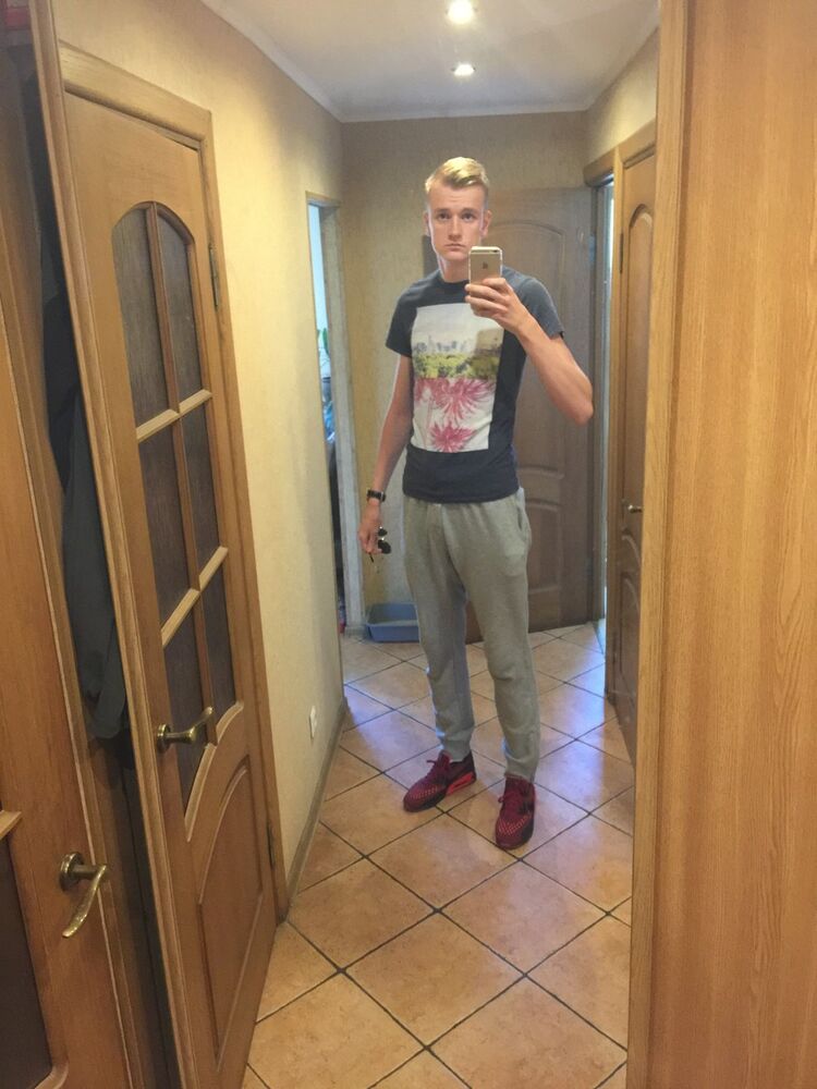  8791296  Erik, 31 ,    