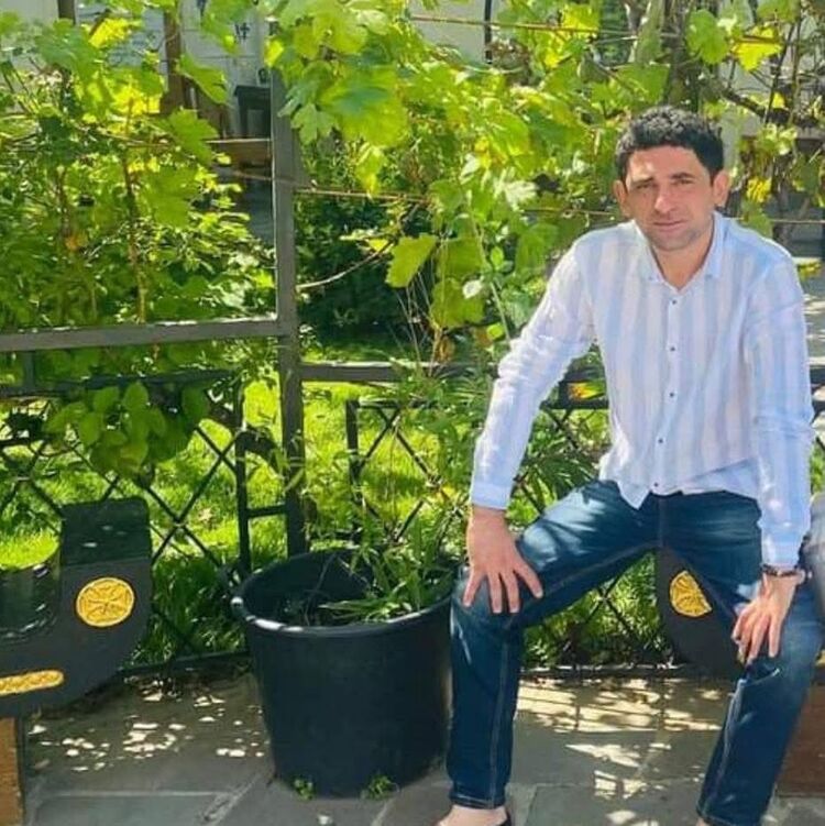  53727696  Irakli, 34 ,    