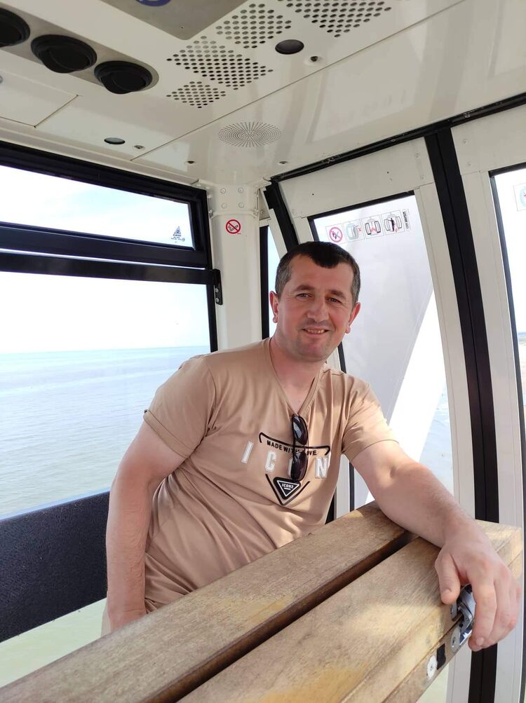  44806576  Sergiu, 39 ,    