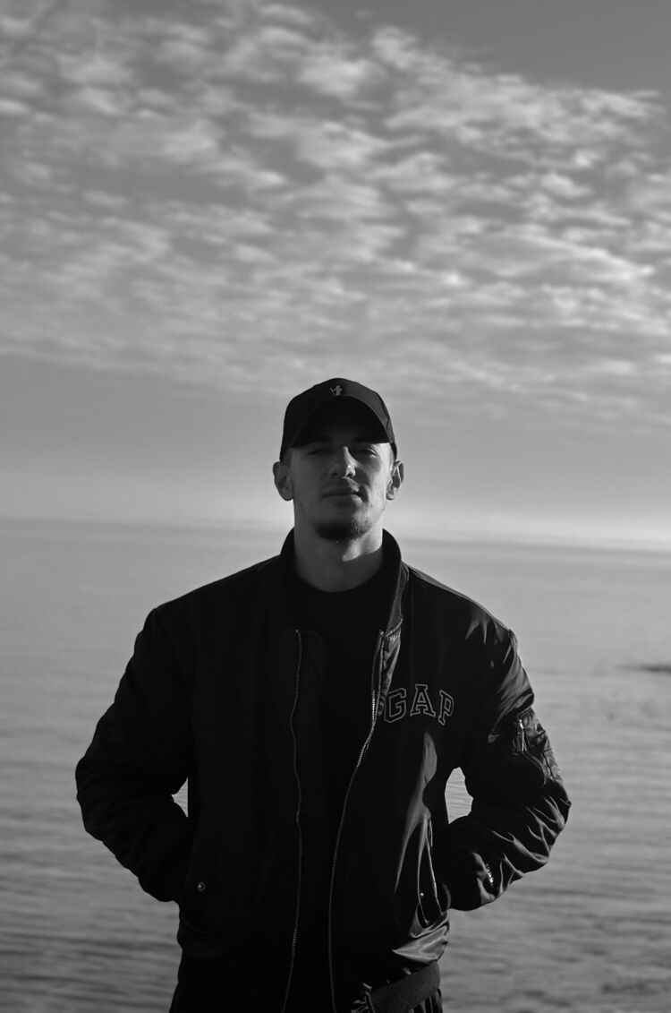  51675106  Yohans, 25 ,    