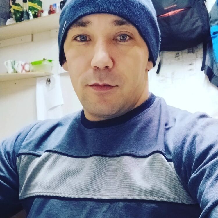  32564486  Denis, 35 ,    