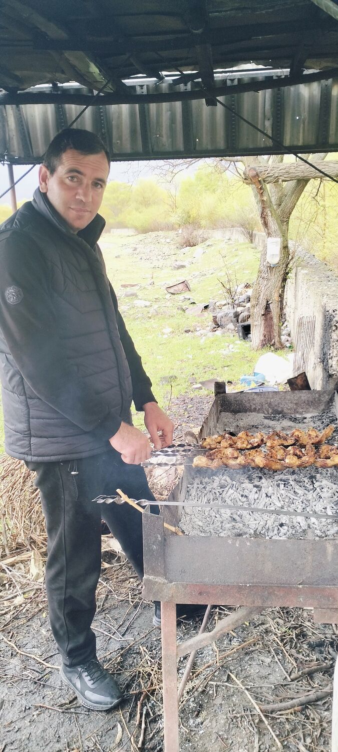  ,   Armen, 33 ,   ,   