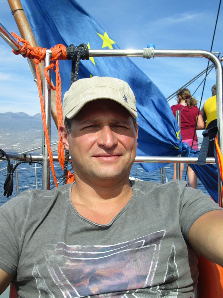  ,   Tomas, 44 ,   ,   , c 