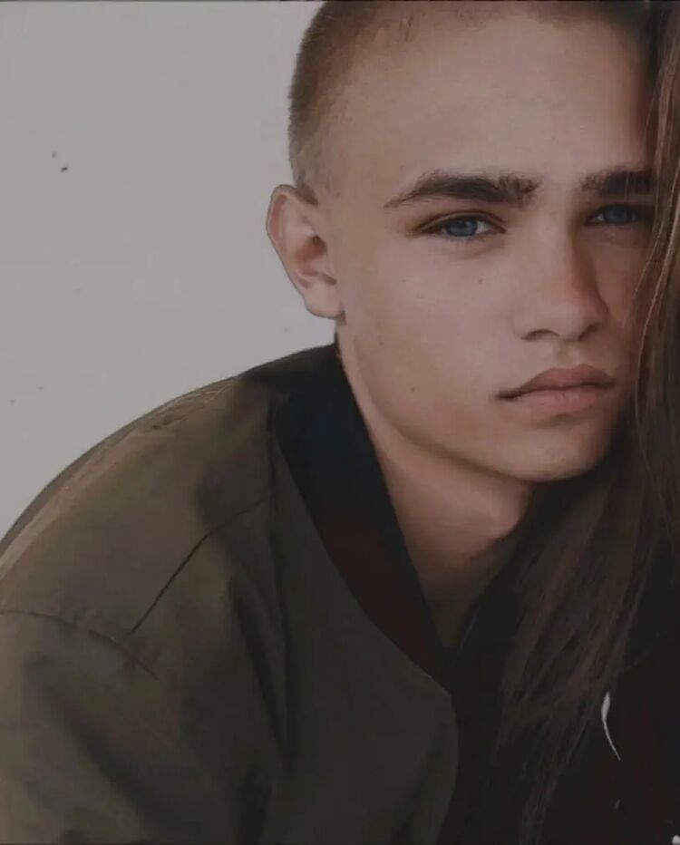  32945706  Vladimir, 22 ,    