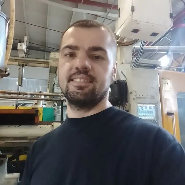  41180486  Pol, 31 ,    