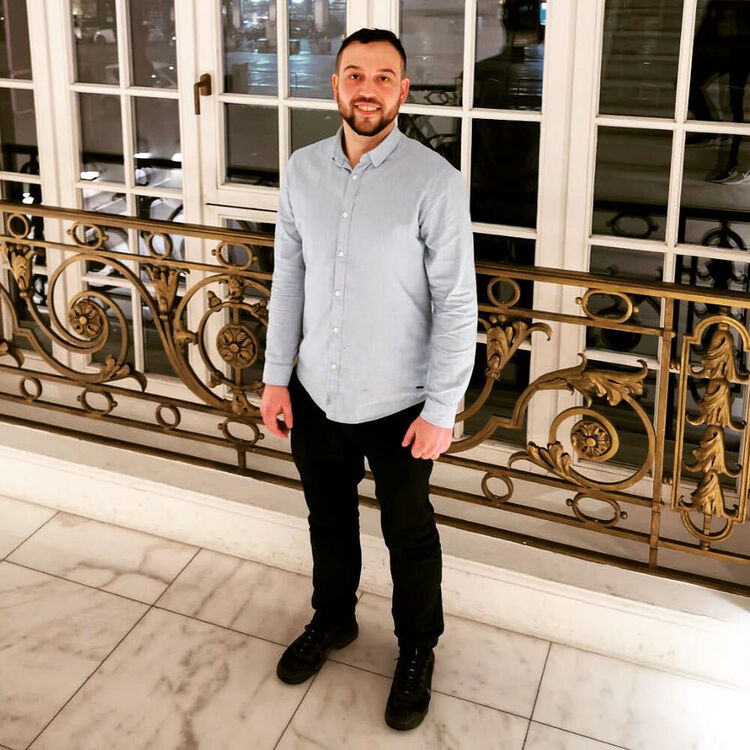  38348216  Borat, 32 ,    -