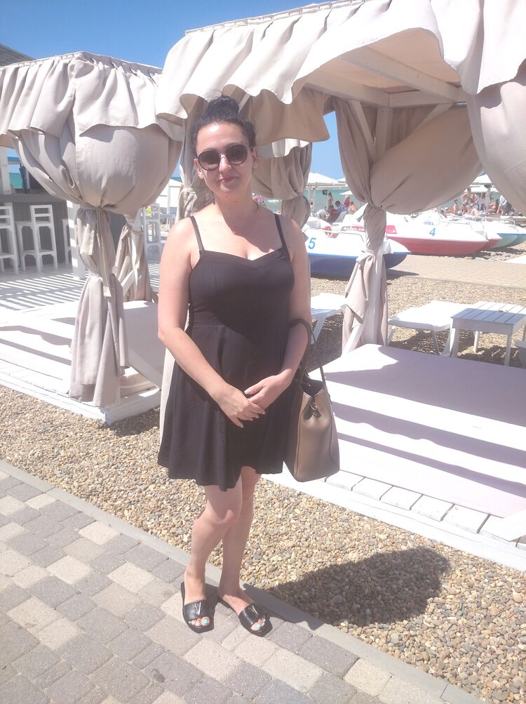  ,   Elena, 43 ,   c 