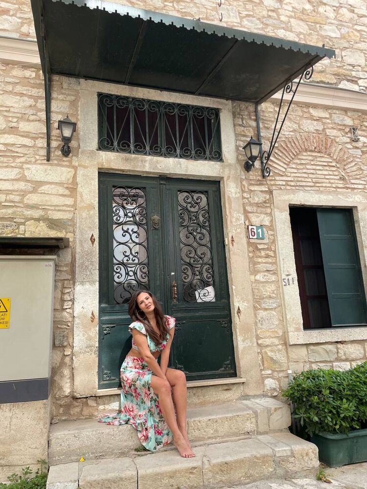  ,   Elena, 28 ,   