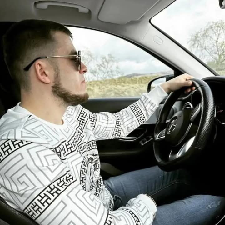 52807926  Denis, 32 ,    
