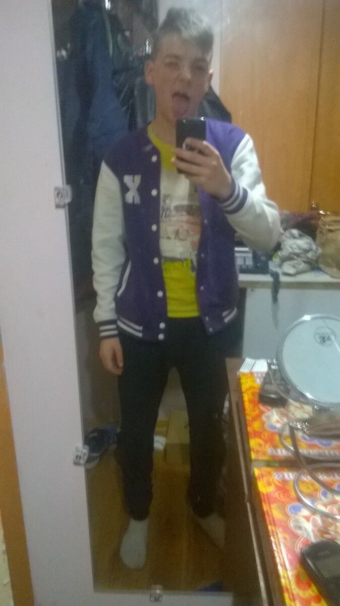  8987506  Denis, 26 ,    