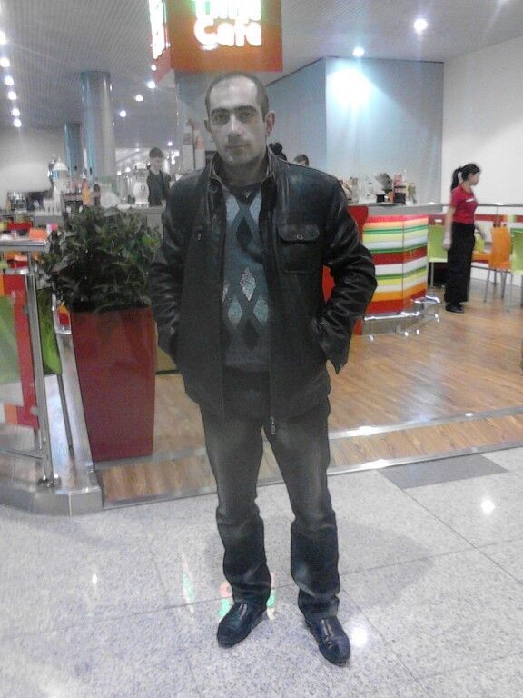  8904576  Artur, 43 ,    