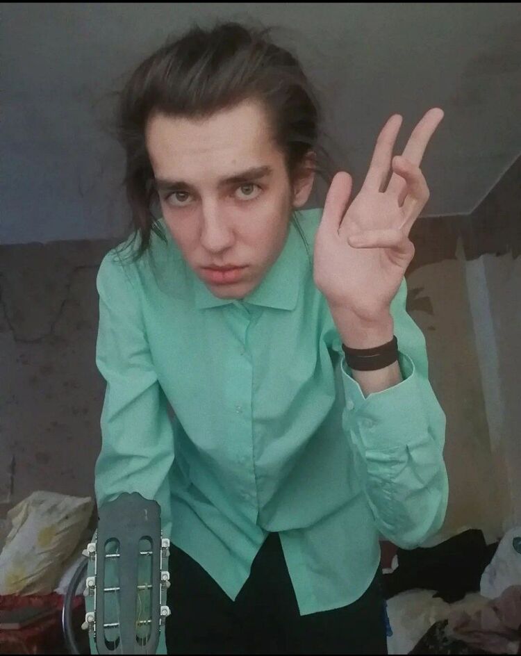  34214616  Denis, 24 ,    