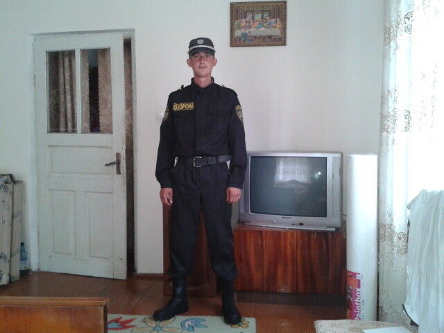  8991776  Den, 33 ,    