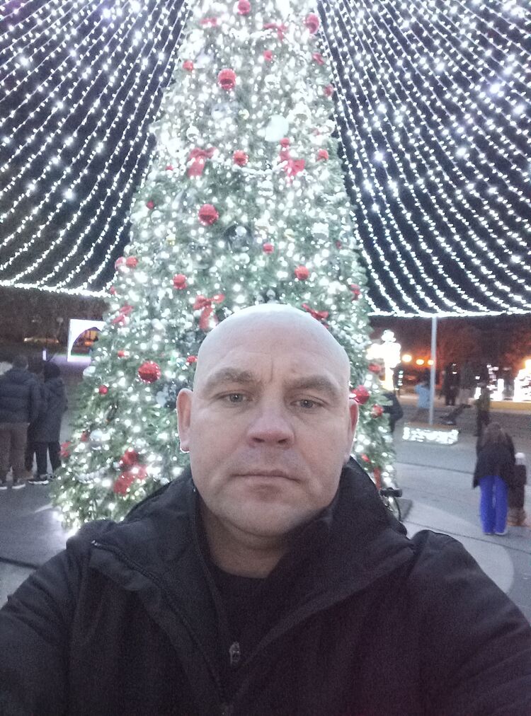  48598156  Pavel, 45 ,    
