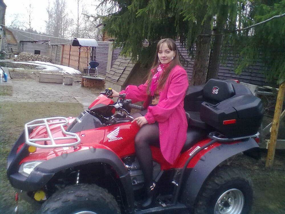  49696186  Anett, 42 ,    