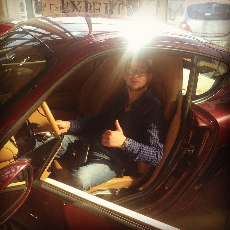  18619076  Yanis, 37 ,    -