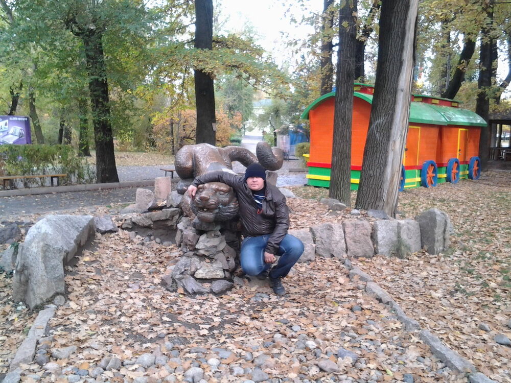  ,   Viktor, 44 ,  