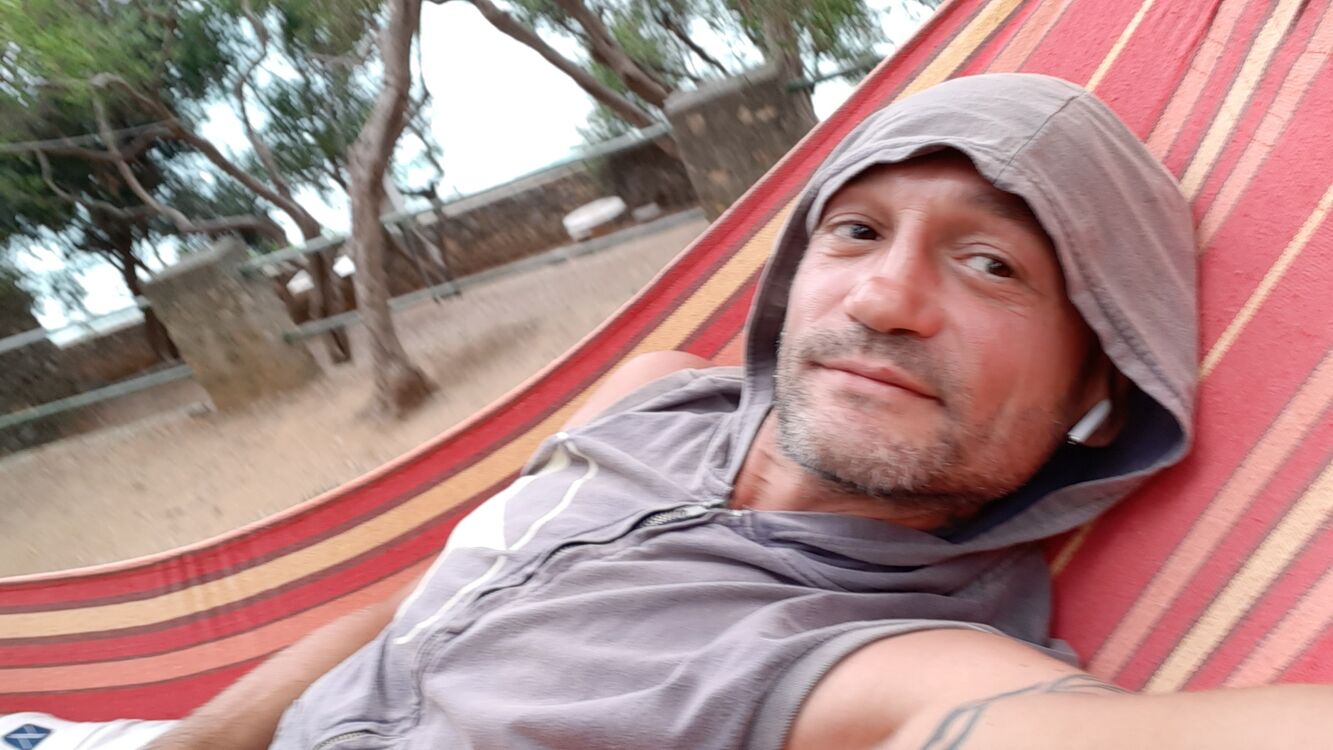  24774376  Serghei, 49 ,    