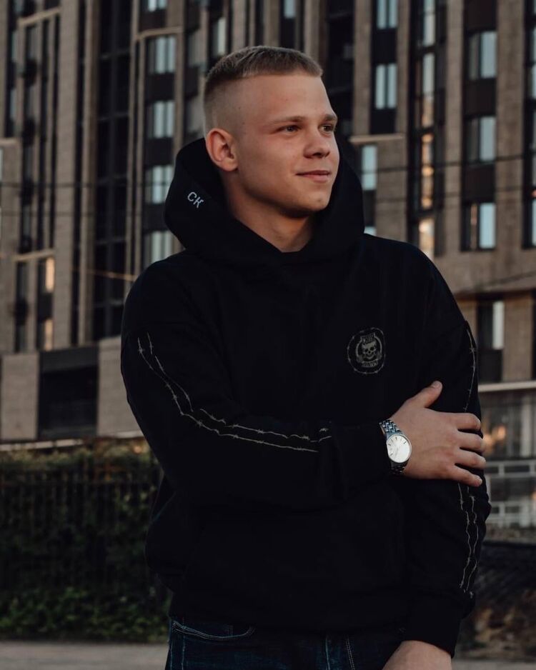  33799916  Artem, 24 ,    