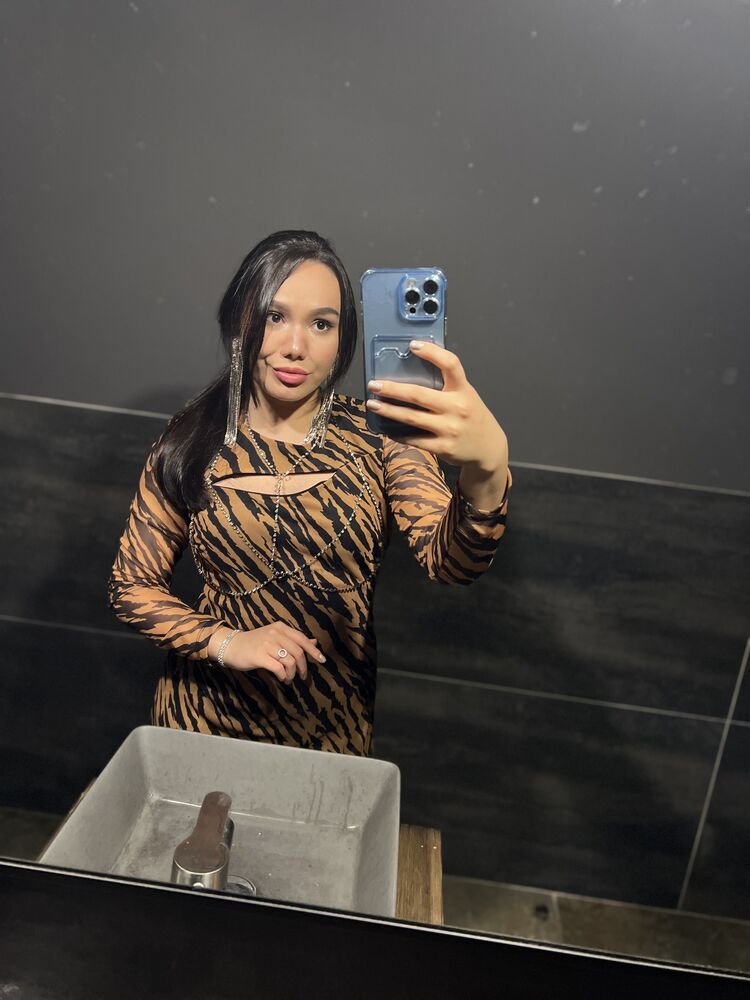  44385606  Karolina, 25 ,    
