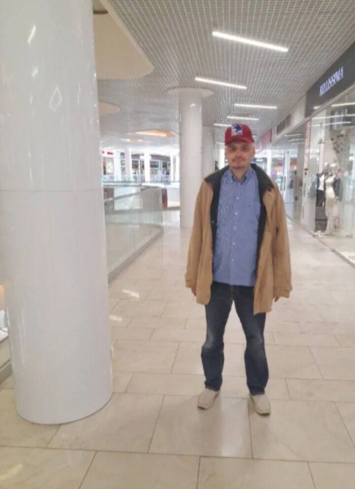  ,   Hugo Van Yal, 46 ,   ,   