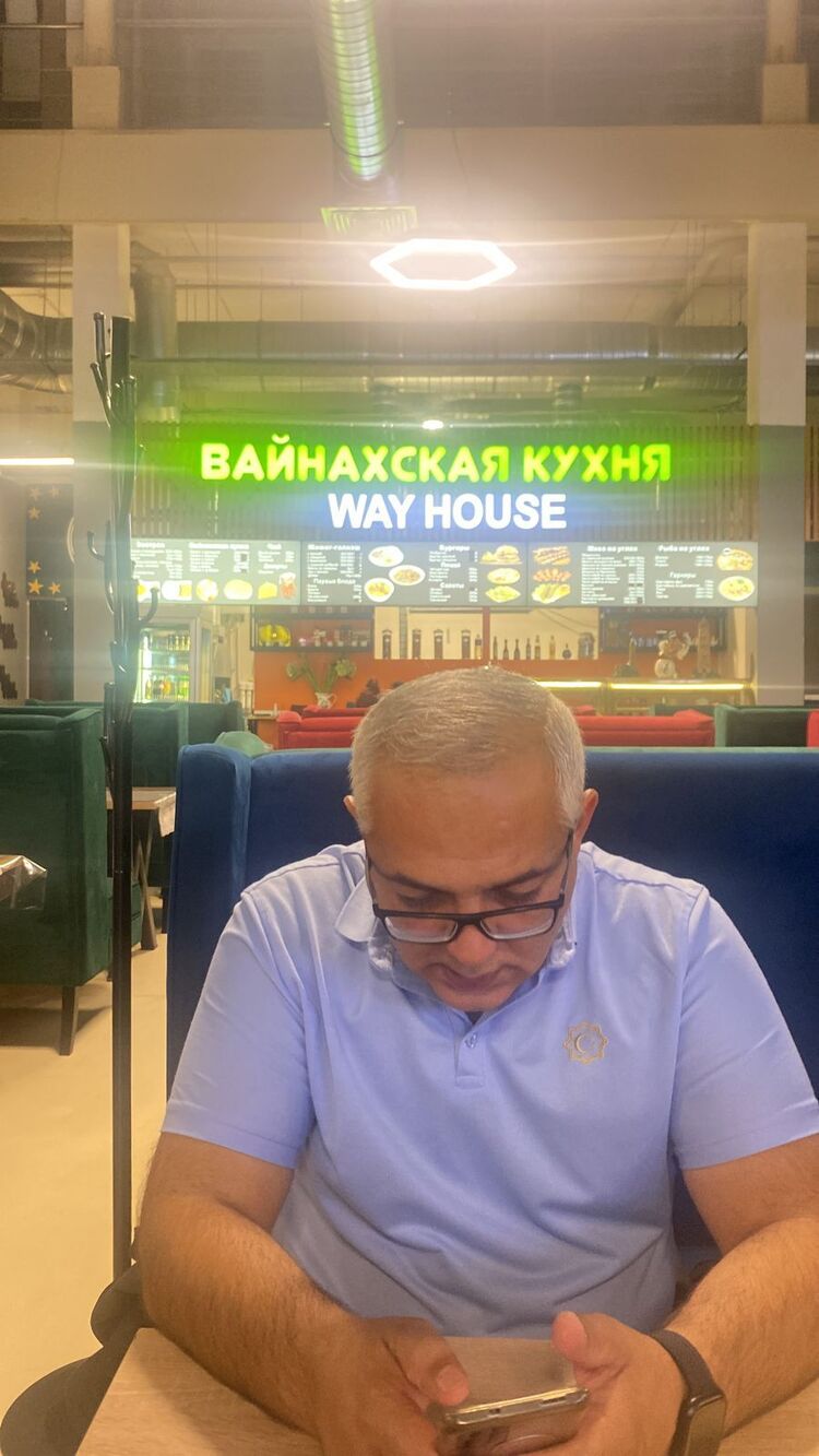  46467096  Farid, 44 ,    