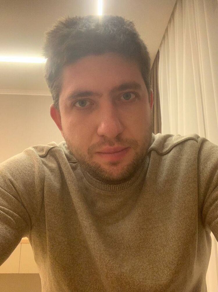  53749646  Maksym, 29 ,    