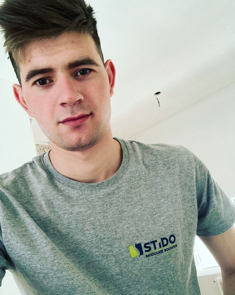  28552716  Sergiu, 25 ,    
