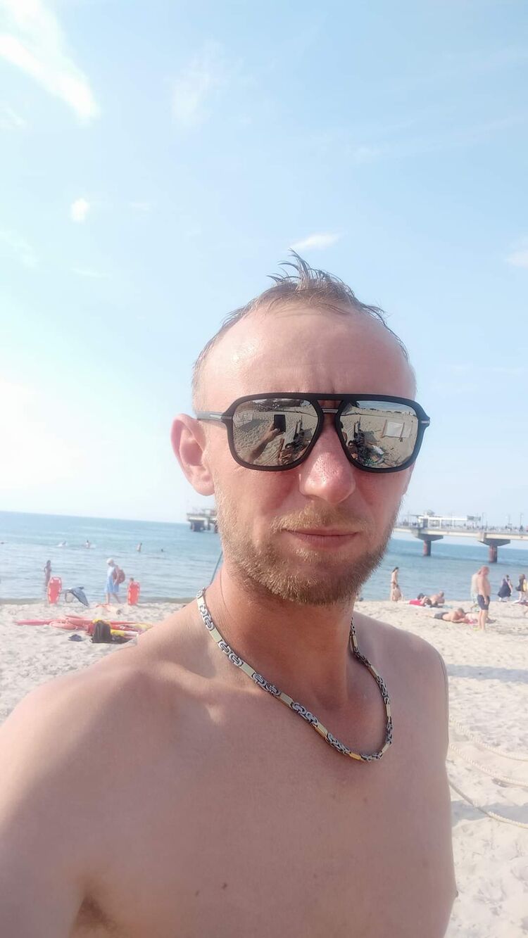  44912766  Yevhen, 42 ,    