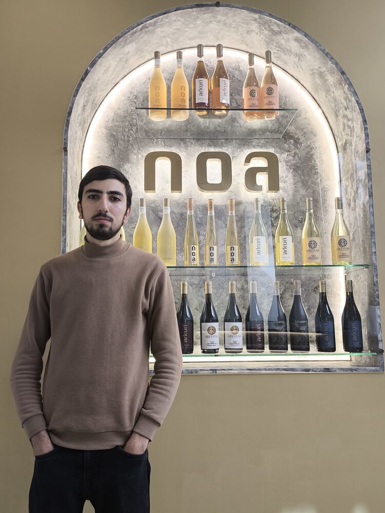  ,   Artur, 19 ,   ,   