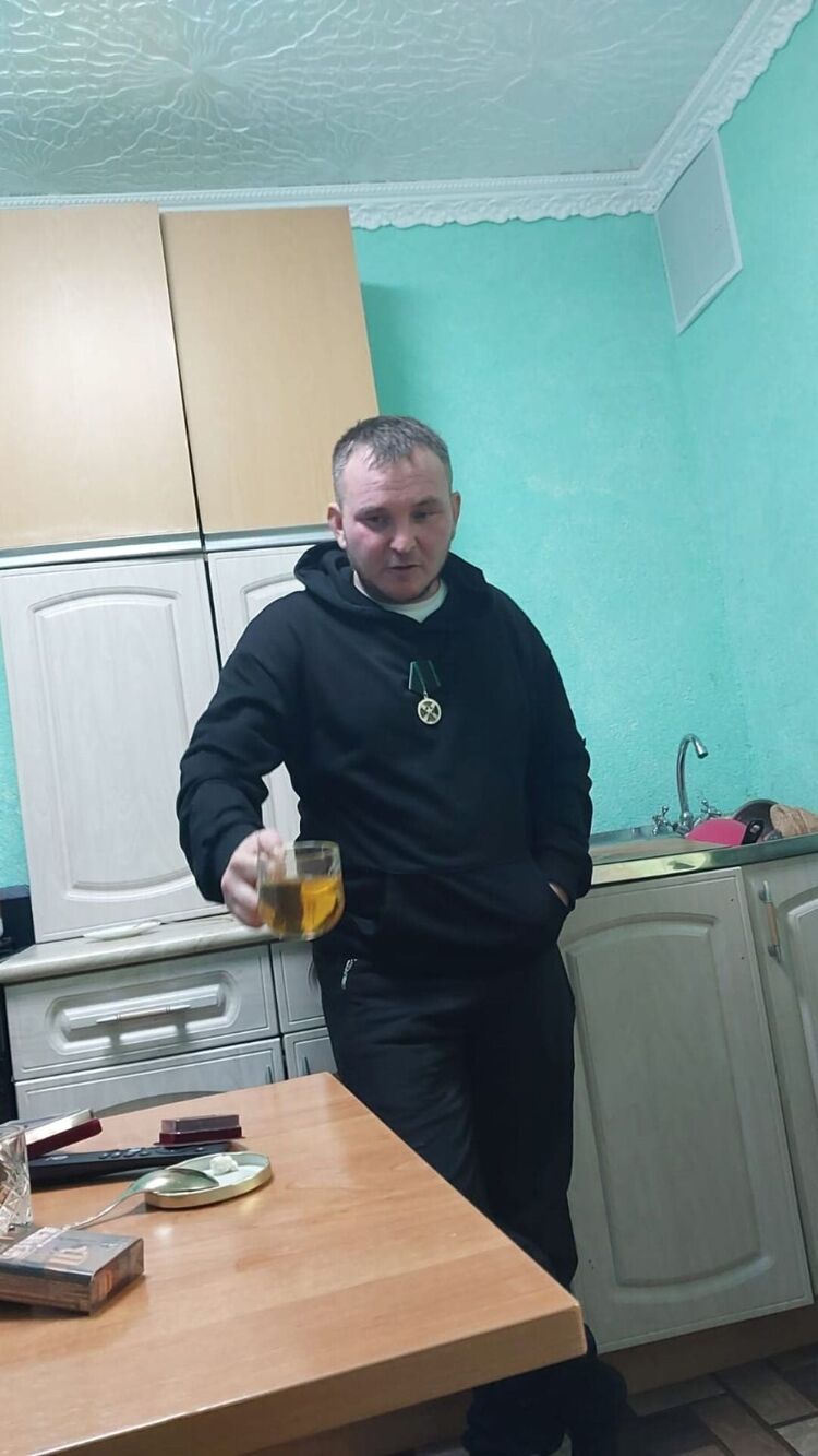  38398426  Viktor, 36 ,    