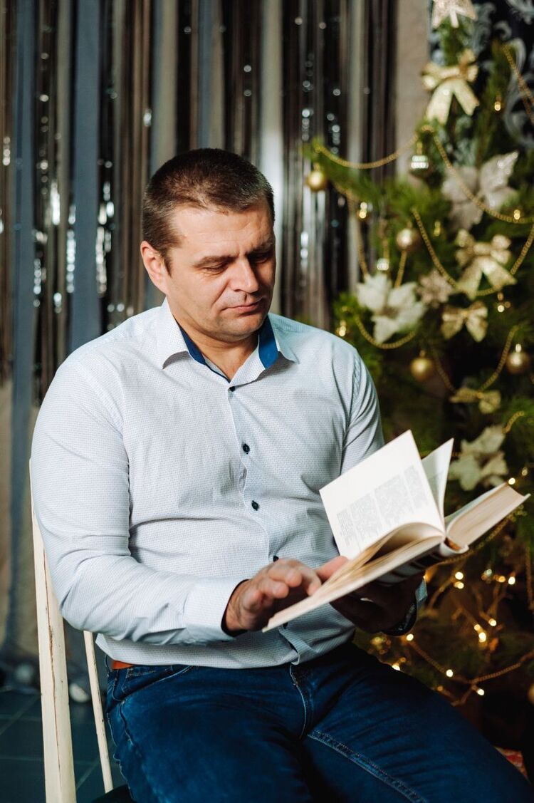  25679036  Pavel, 49 ,    