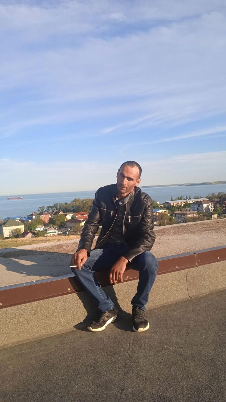  33922526  Sargis, 37 ,    